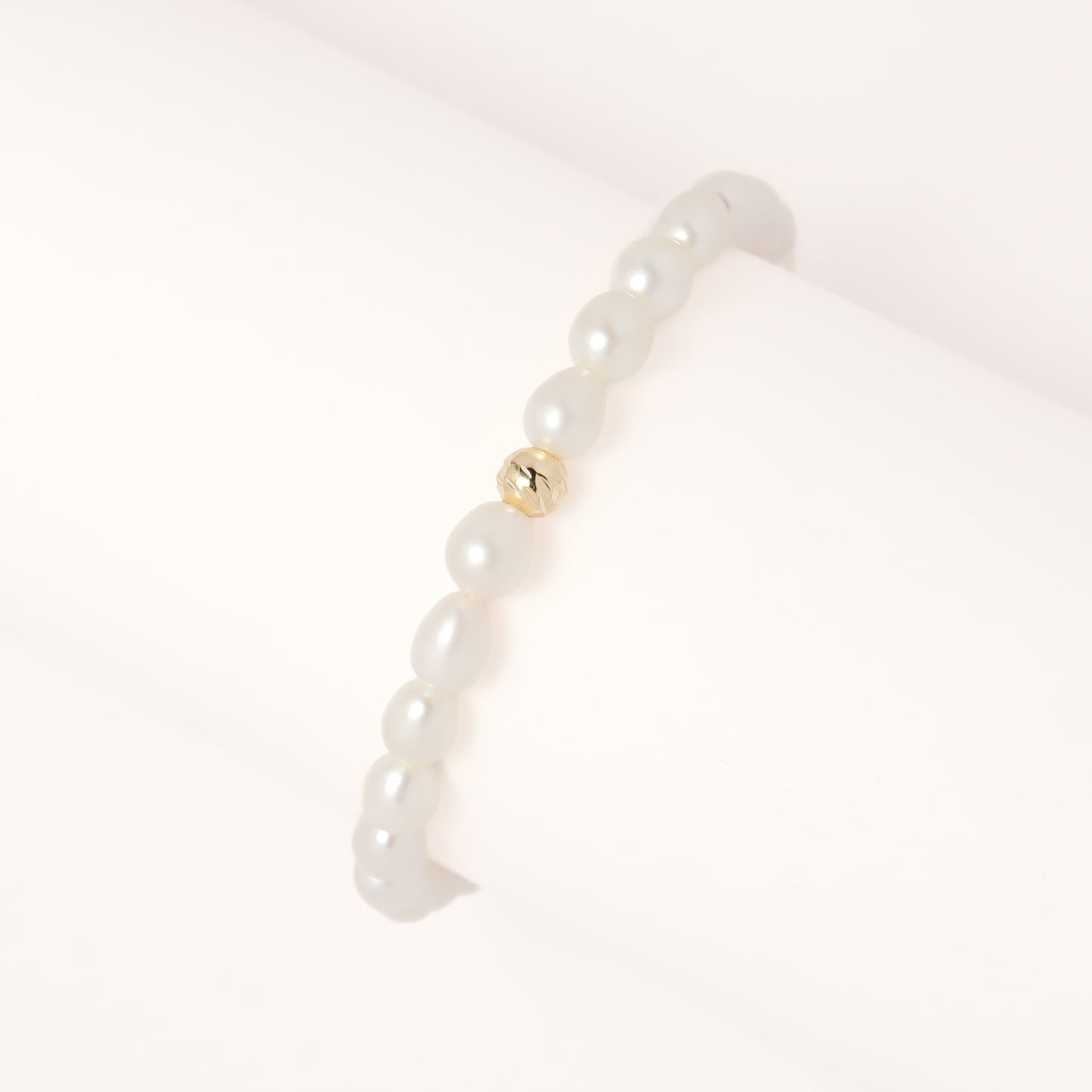 Miss Elizabeth - Elegant Freshwater Pearl Bracelet
