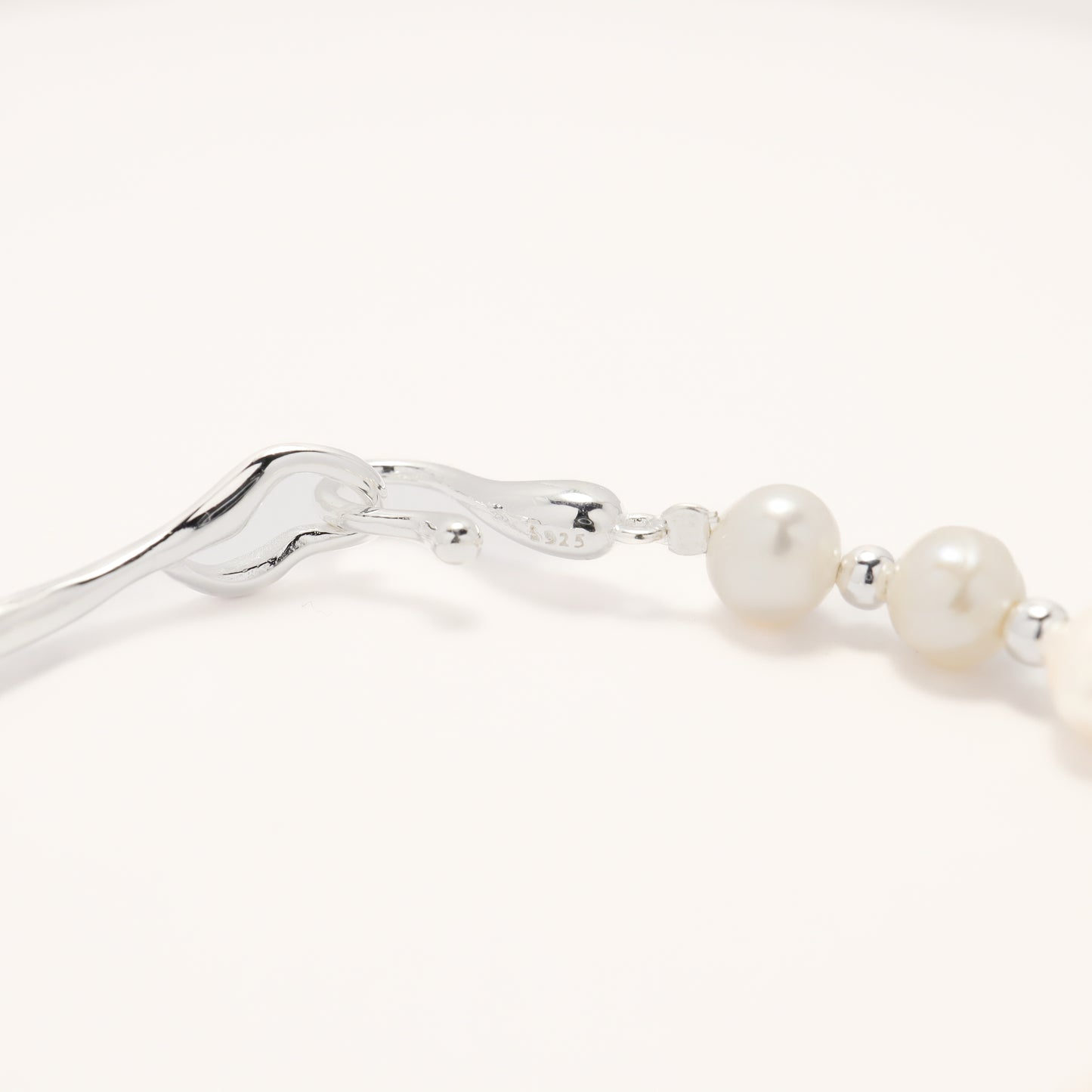 KISS Ilsa - S925 Sterling Silver & Freshwater Pearl Bracelet with Hook Lock