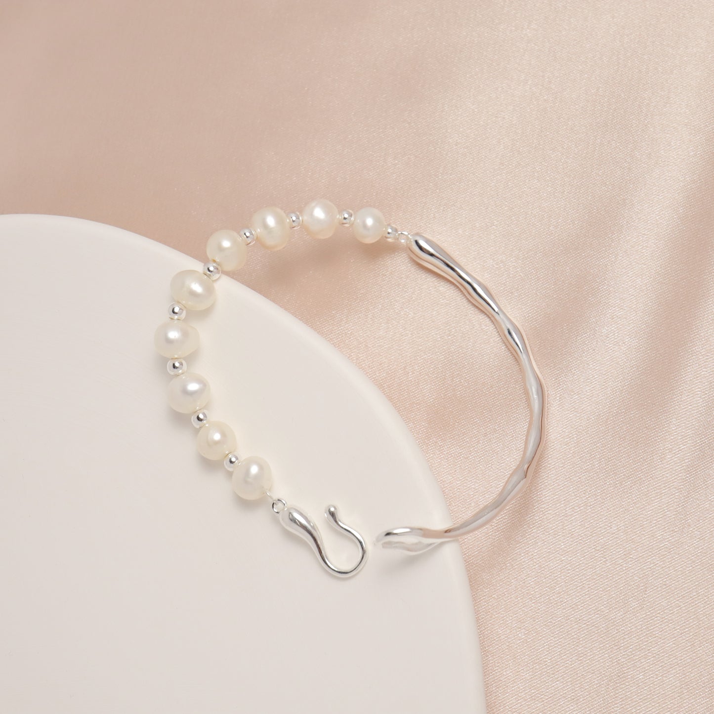 KISS Ilsa - S925 Sterling Silver & Freshwater Pearl Bracelet with Hook Lock