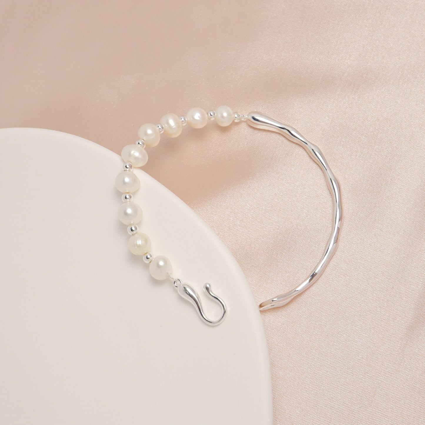 KISS Ilsa - S925 Sterling Silver & Freshwater Pearl Bracelet with Hook Lock