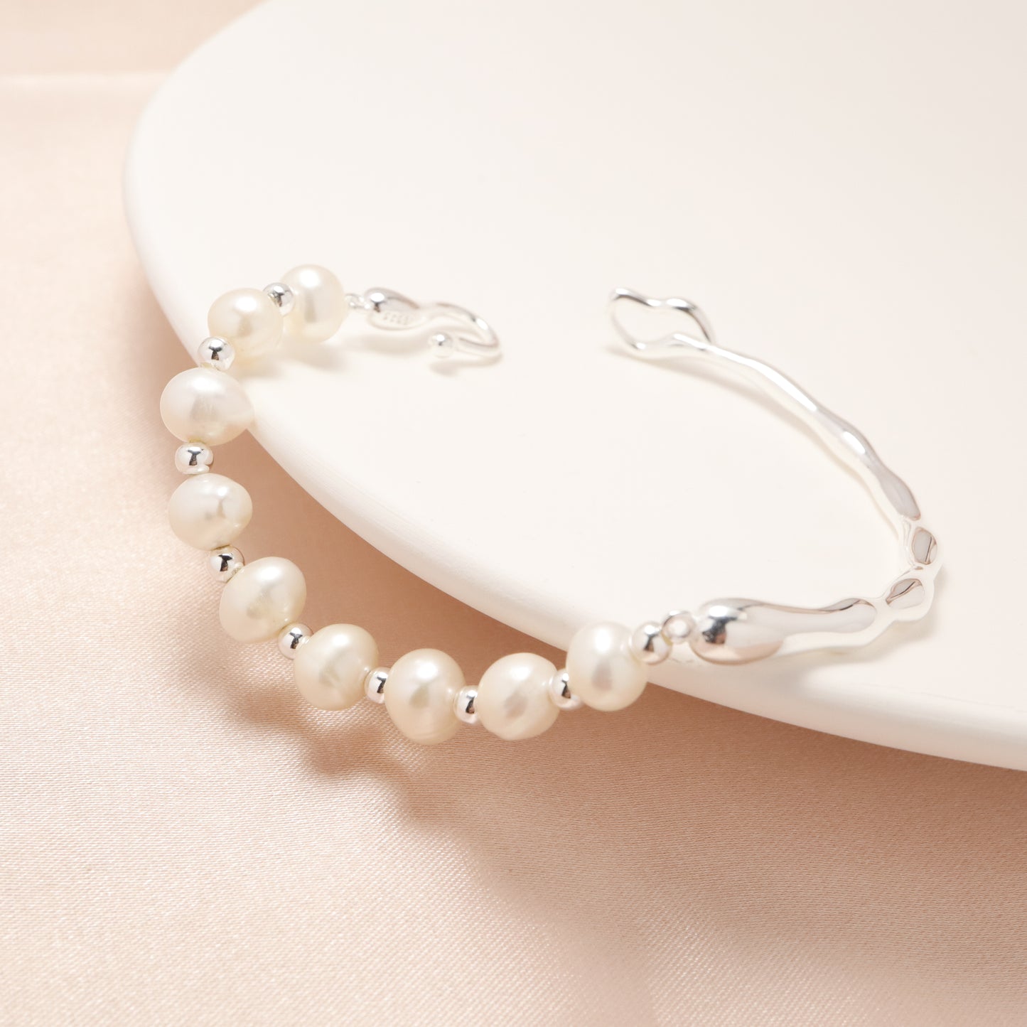 KISS Ilsa - S925 Sterling Silver & Freshwater Pearl Bracelet with Hook Lock