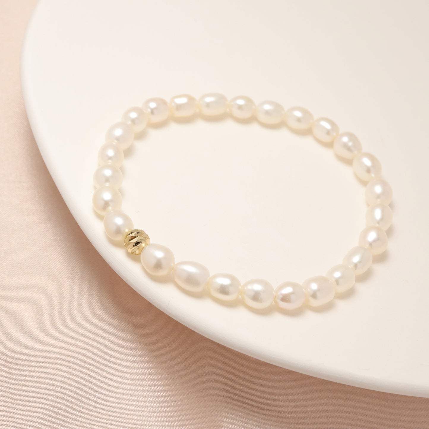Miss Elizabeth - Elegant Freshwater Pearl Bracelet