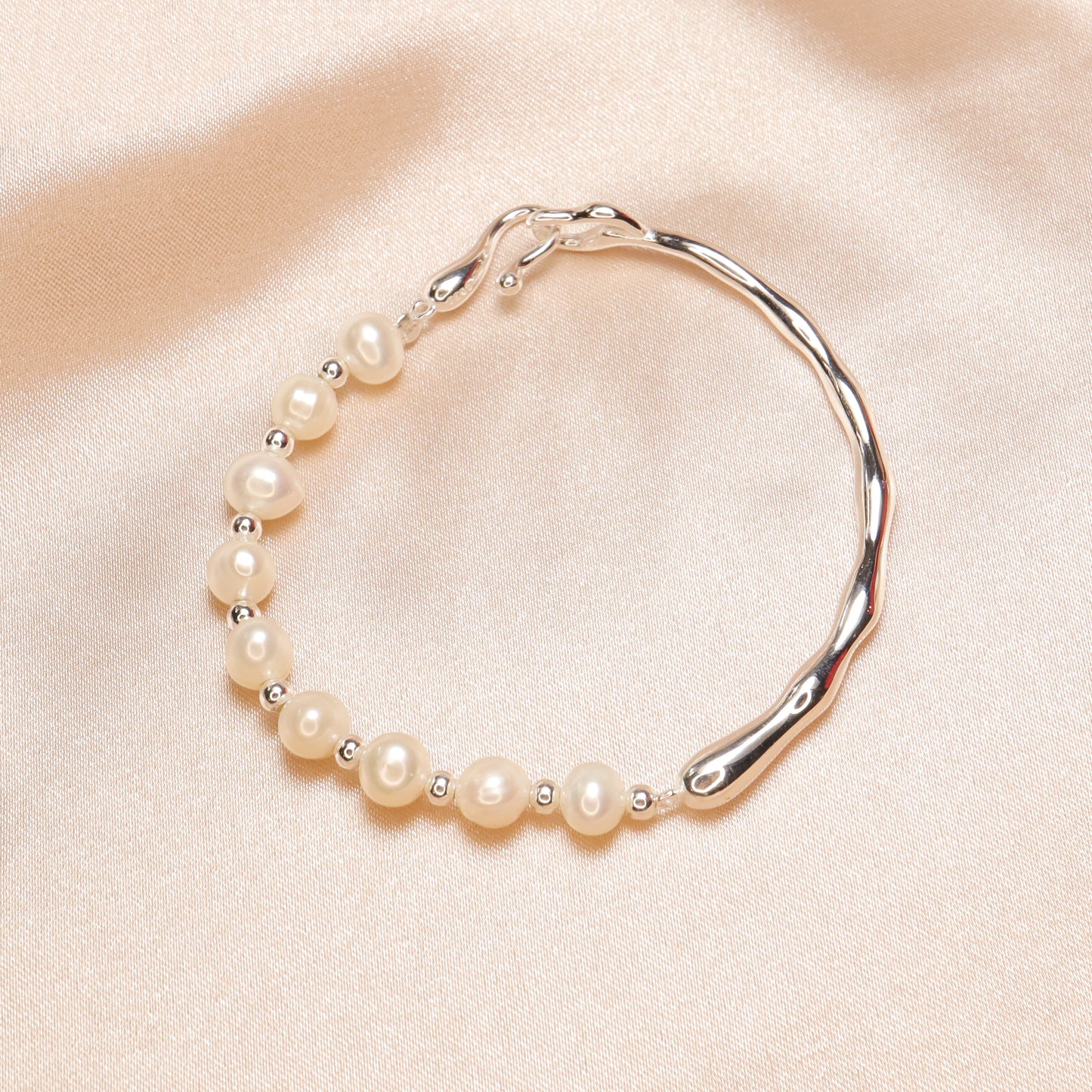 KISS Ilsa - S925 Sterling Silver & Freshwater Pearl Bracelet with Hook Lock