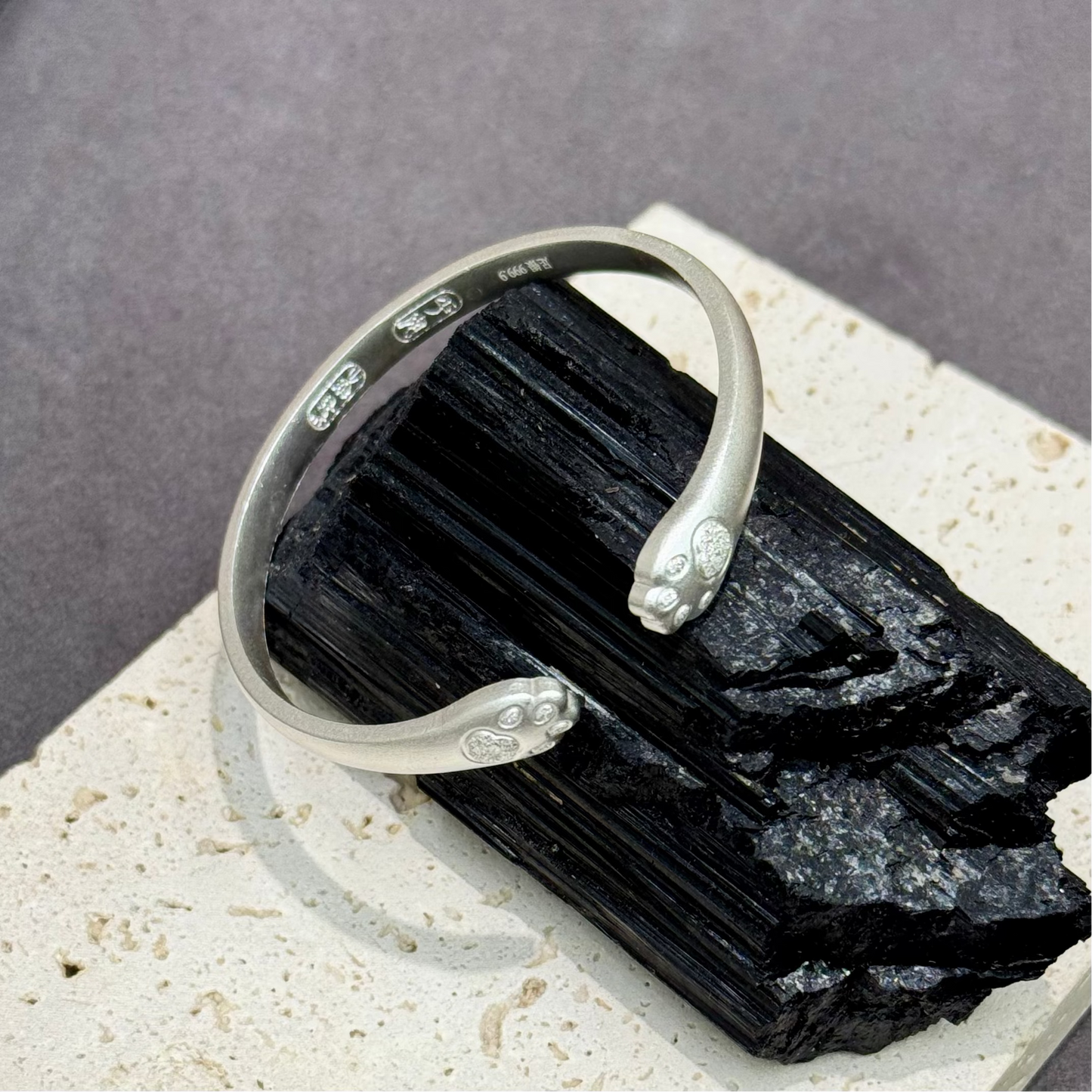 s999 Silver Cat Paw Hug Bangle