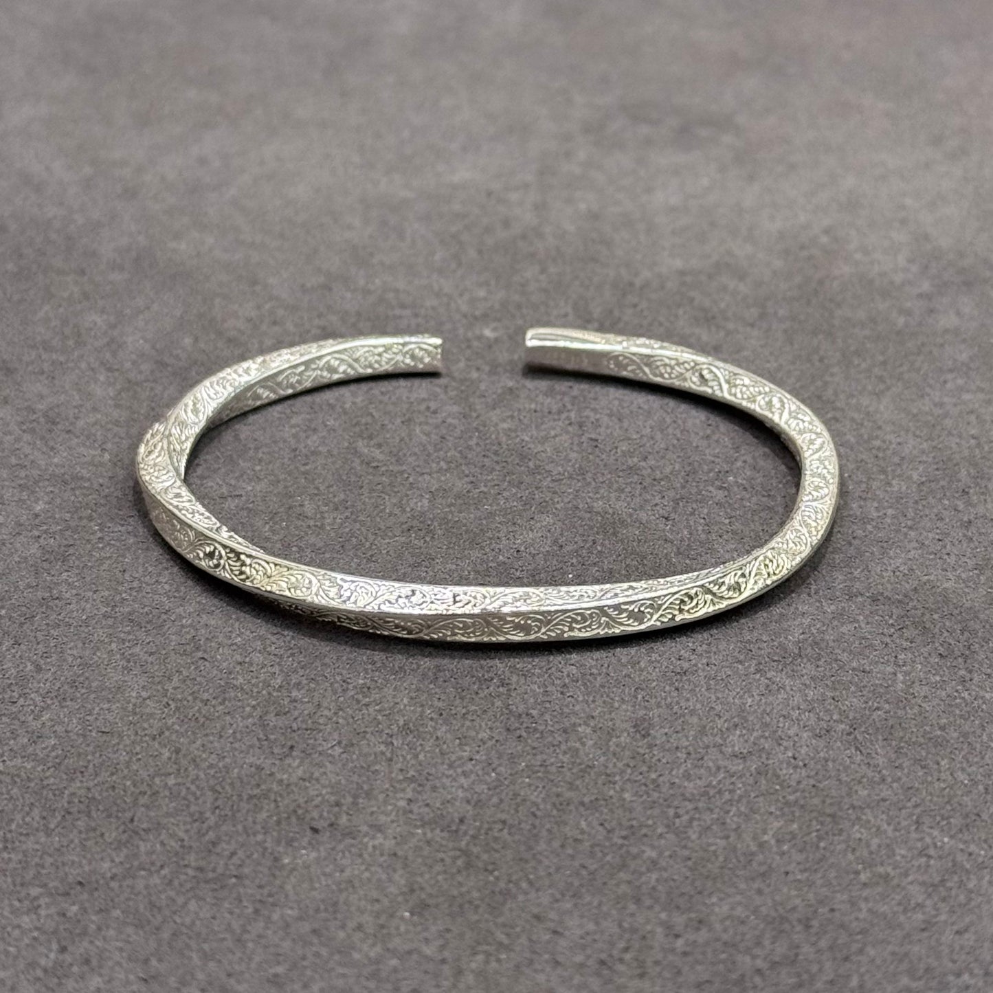 s999 Mobius Twist Silver Bangle