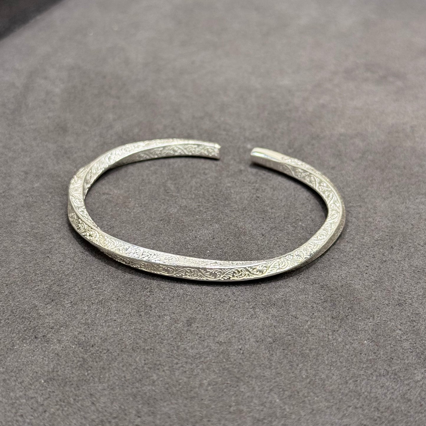 s999 Mobius Twist Silver Bangle
