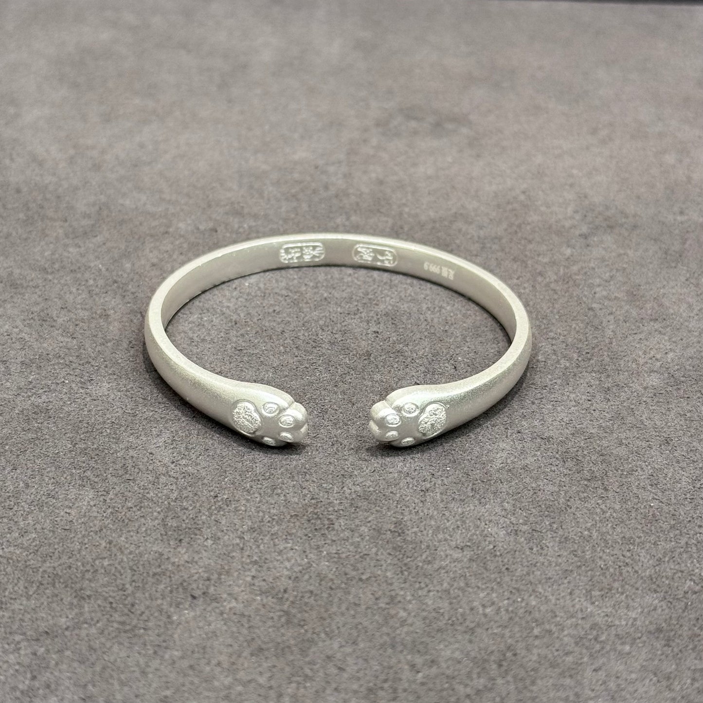 s999 Silver Cat Paw Hug Bangle