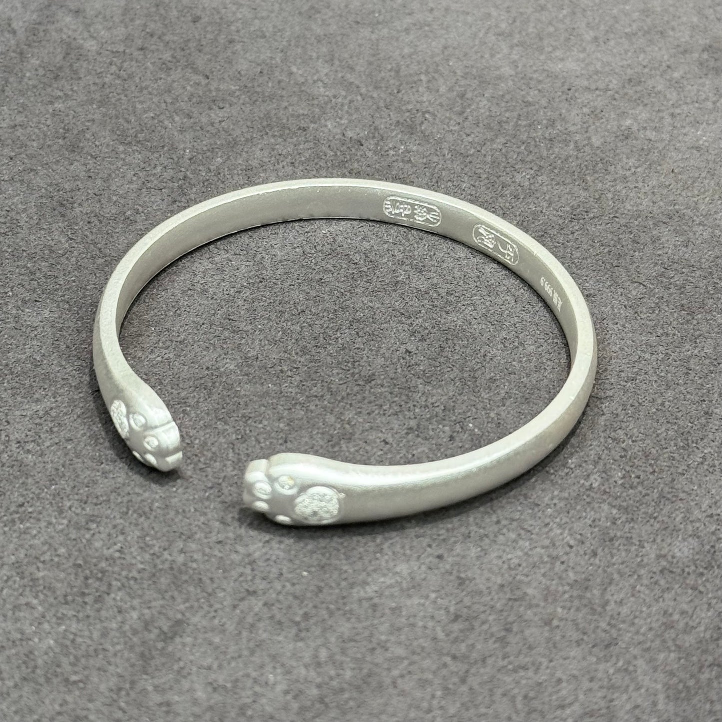 s999 Silver Cat Paw Hug Bangle