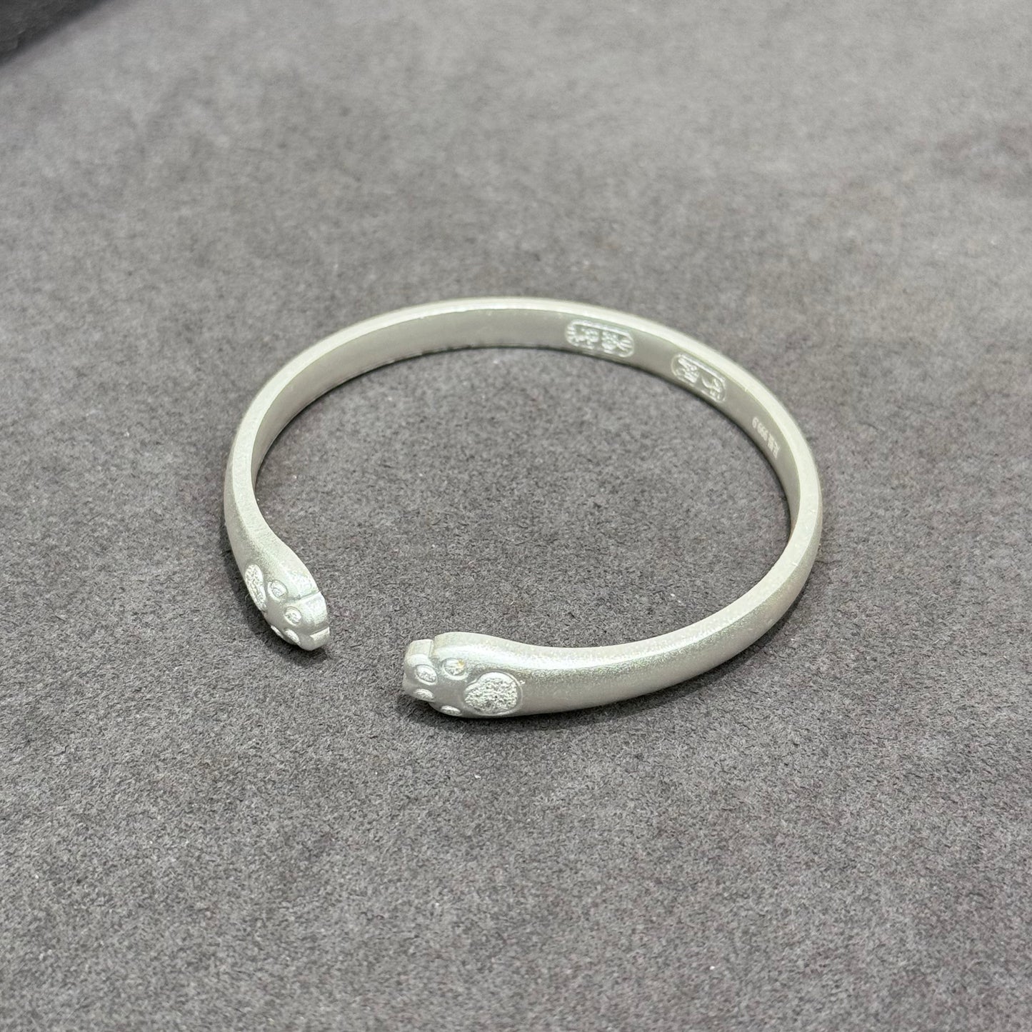 s999 Silver Cat Paw Hug Bangle