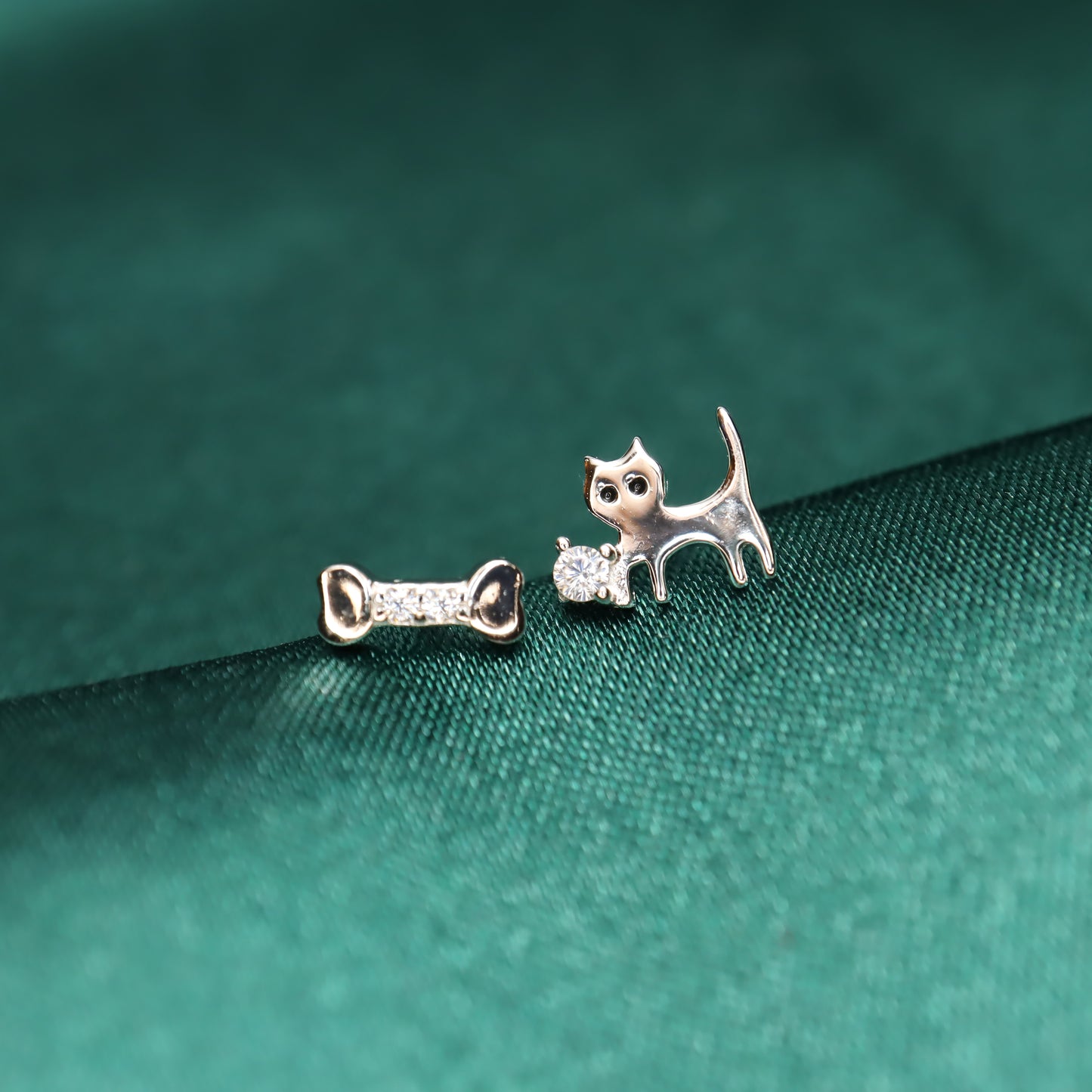 Cat Chase Bone - S999 Sterling Silver Zircon Stud Earrings (Color: Silver)