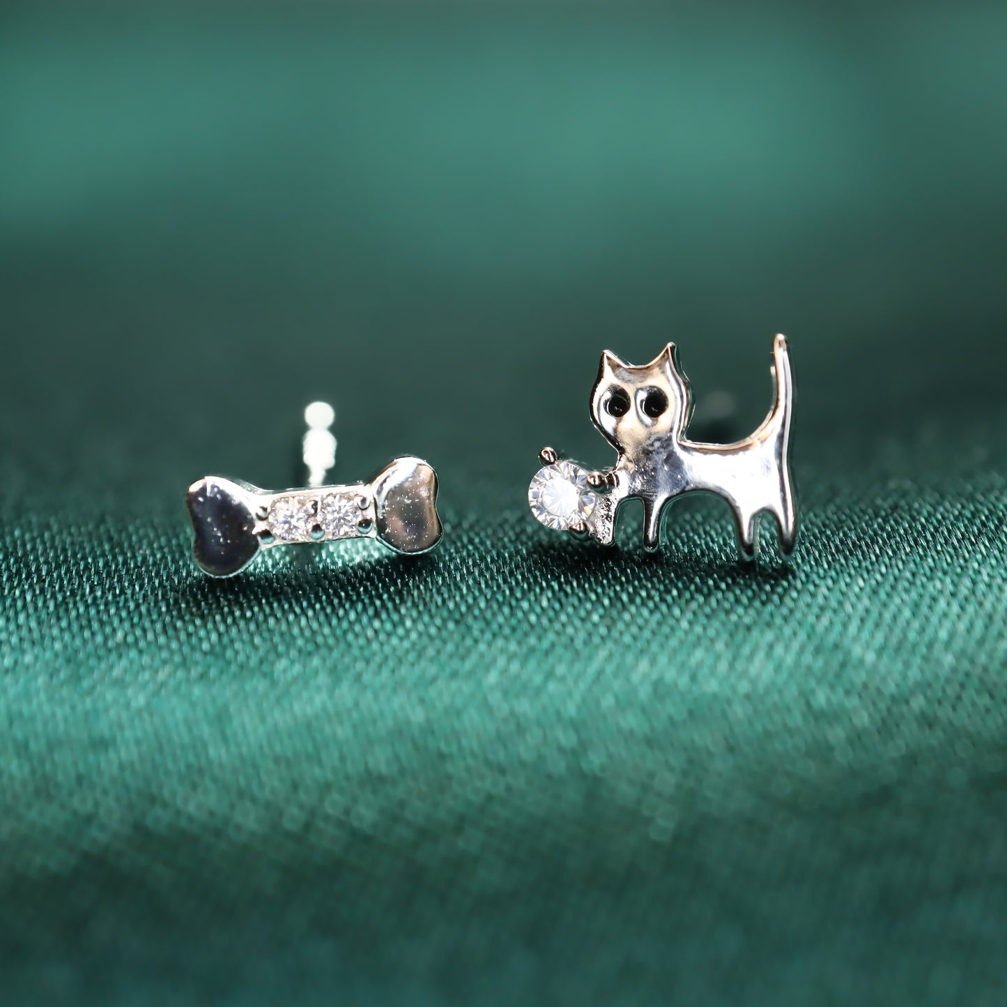 Cat Chase Bone - S999 Sterling Silver Zircon Stud Earrings (Color: Silver)