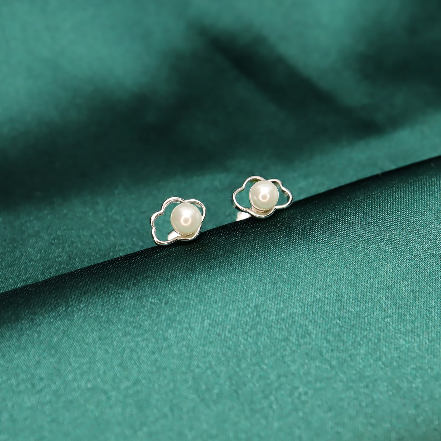 Hollow Cloud Pearl - S925 Sterling Silver with Pearl Stud Earrings (Color: Silver)