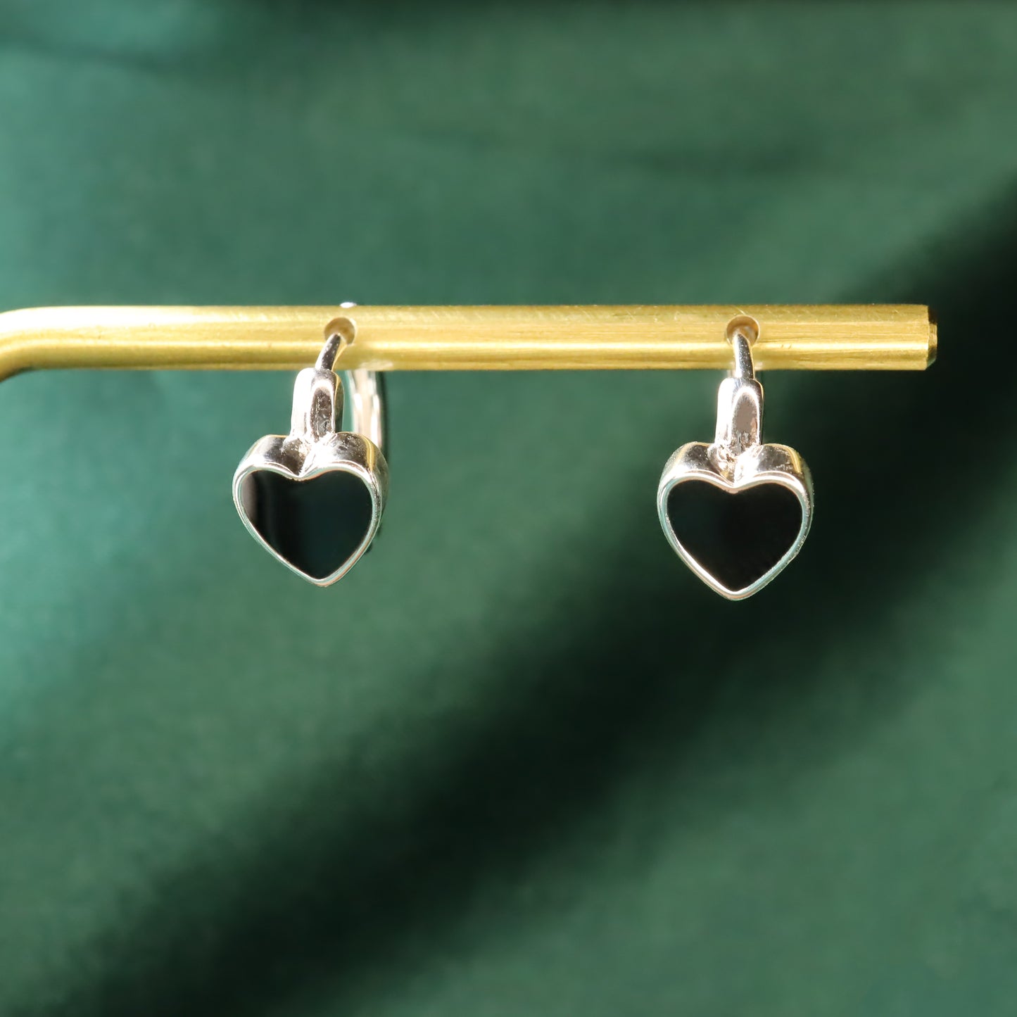 Black Heart S925 Sterling Silver Enamel Oil Drip Hoop Earrings (Color: Silver)