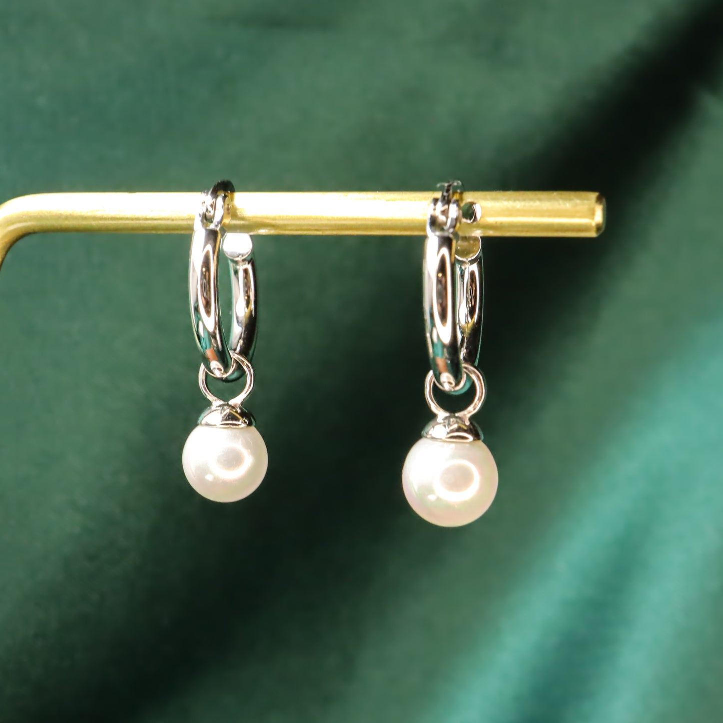 Pearl Lady - Vintage S925 Sterling Silver & Pearl Hoop Earrings (Color: Silver)