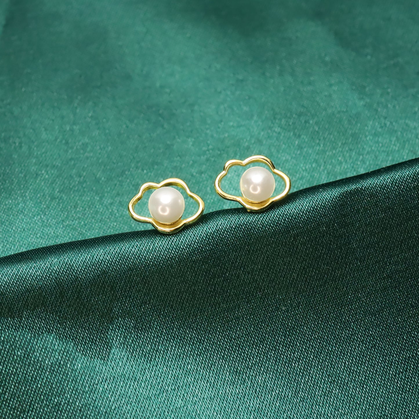 Hollow Cloud Pearl - S925 Sterling Silver with Pearl Stud Earrings (Color: Gold)